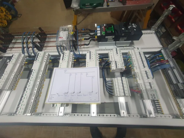 Réalisation d'une armoire de distribution TGBT 250 A dans notre atelier à Saint-Siméon-de-Bressieux, La Côte-Saint-André, VP Électricité