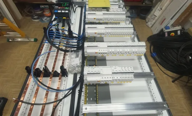Réalisation d'une armoire de distribution TGBT 250 A dans notre atelier à Saint-Siméon-de-Bressieux, La Côte-Saint-André, VP Électricité