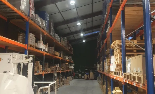 Remplacement d'éclairage obsolète d'une plateforme de logistiques à Voiron, La Côte-Saint-André, VP Électricité